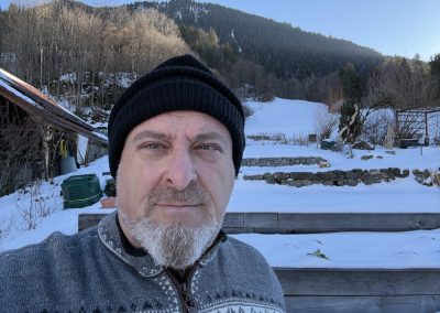 Piero San Giorgio nella sua fattoria sulle Alpi svizzere