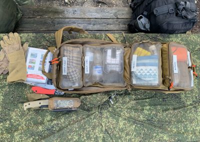 Contenitori e attrezzatura in una survival bag