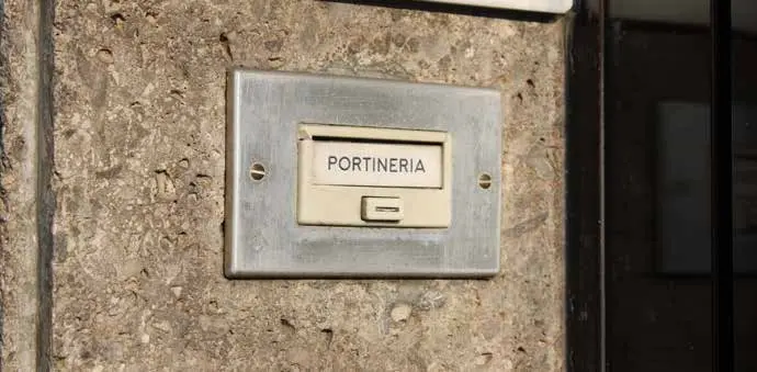 Citofono di una portineria su una parete in pietra a Milano