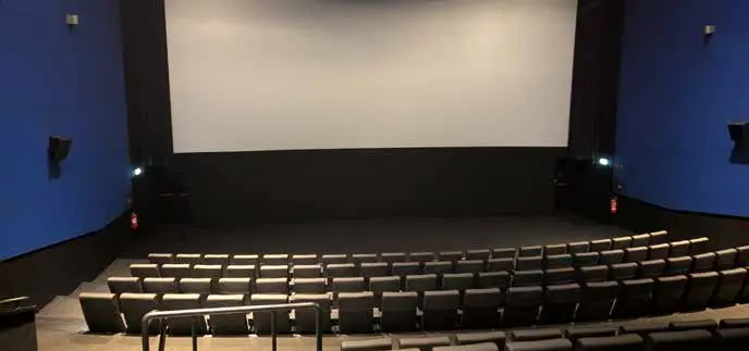 Sala cinematografica vuota con lo schermo acceso