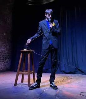 Emiliano Ippolito durante uno spettacolo di stand up comedy