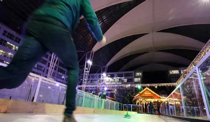 Atleta su una pista di ghiaccio sintetico all’aperto